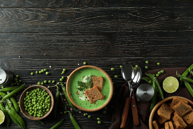 Концепция вкусной еды с гороховым супом на деревянном столе