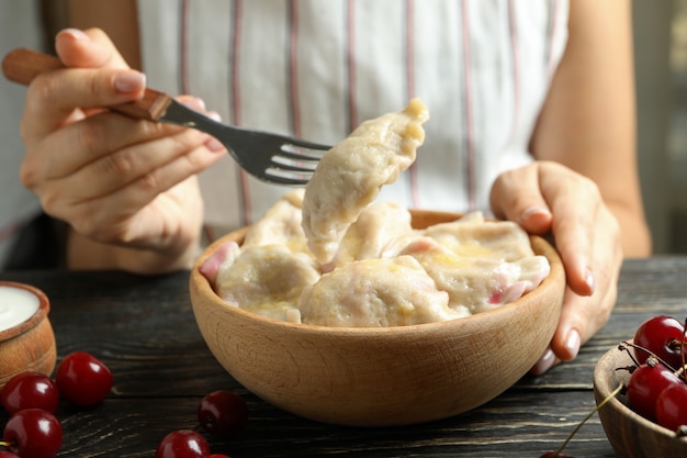 チェリーとピエロギのおいしい食事のコンセプト