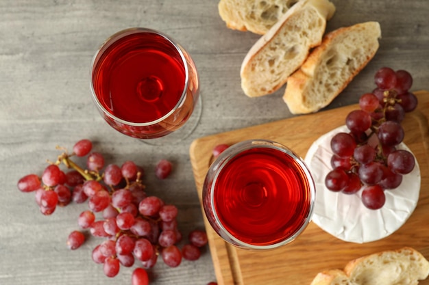 Концепция вкусной еды с красным вином на сером текстурированном столе