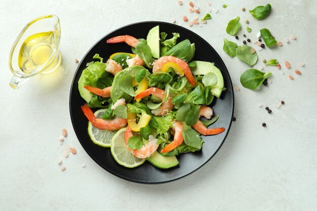 Concetto di mangiare gustoso con insalata di gamberi