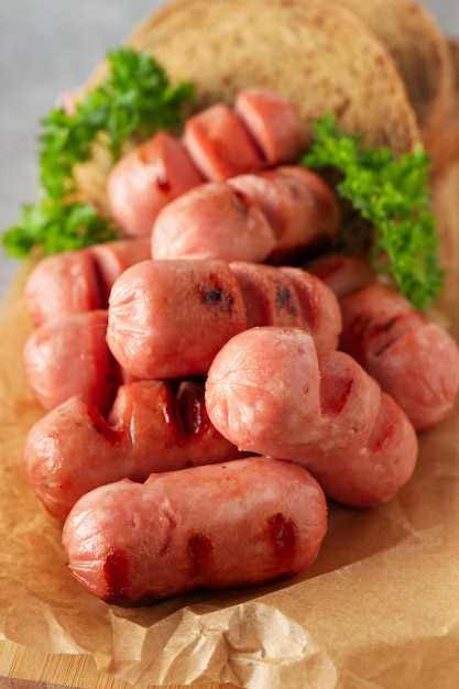 Concetto di cibo gustoso mini salsiccia alla griglia da vicino