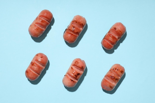 おいしい食べ物、グリルミニソーセージ、トップビューのコンセプト