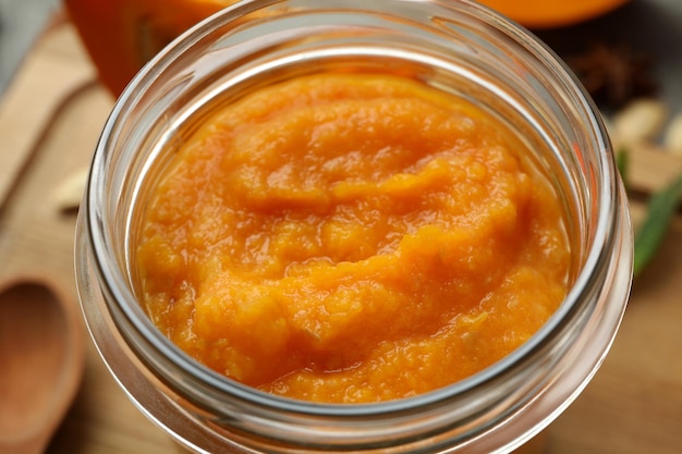 Concetto di cibo gustoso marmellata di zucca da vicino