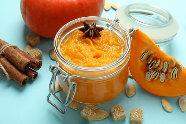 Concetto di cibo gustoso marmellata di zucca da vicino