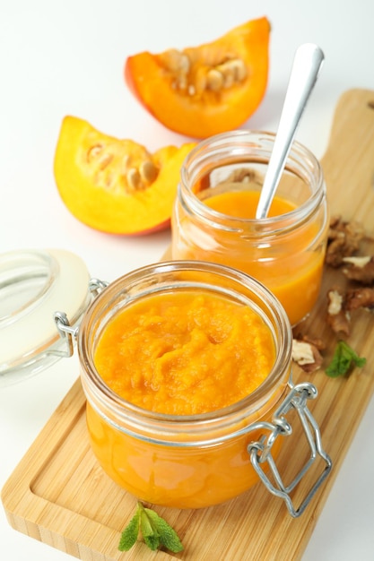 Concetto di cibo gustoso marmellata di zucca da vicino