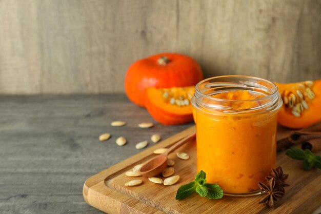 Concetto di cibo gustoso marmellata di zucca spazio per il testo