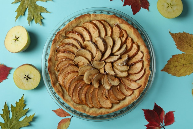 Концепция вкусной еды с яблочным пирогом на синем фоне