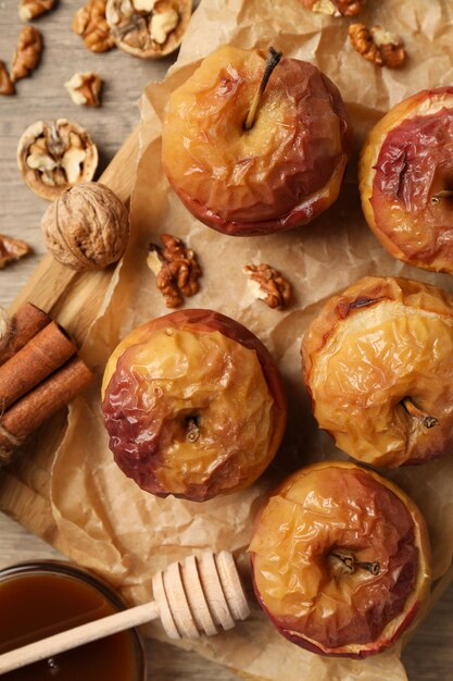 Концепция вкусной еды с печеными яблоками на деревянных фоне