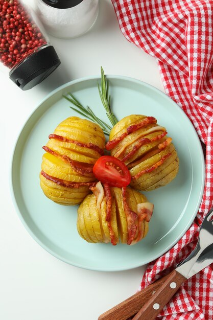 Foto concetto di cibo gustoso con patate al forno su sfondo bianco.