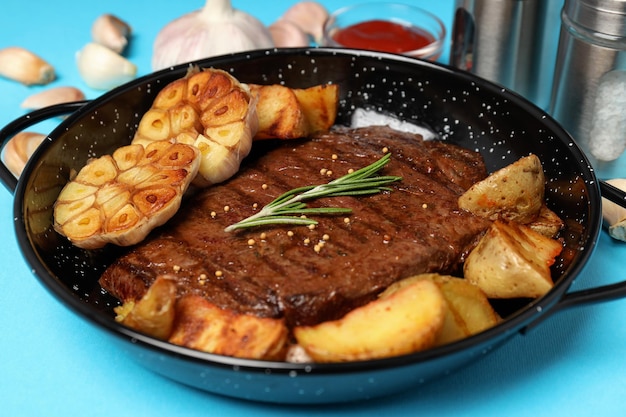 Concetto di cibo gustoso con bistecca di manzo, primo piano