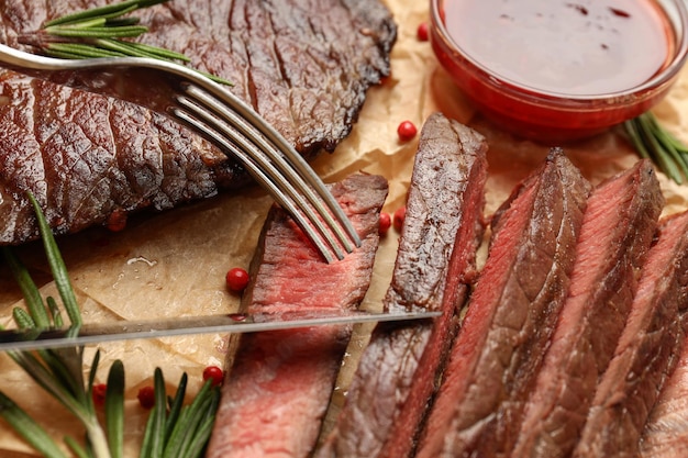 Concetto di cibo gustoso con bistecche di manzo, primi piani