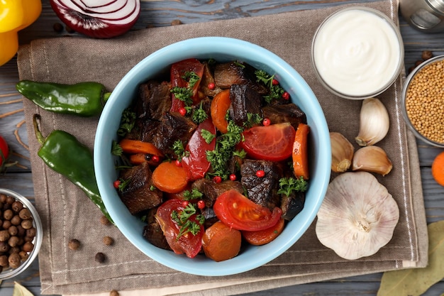 Concetto di cibo gustoso con carne di manzo con vista dall'alto di verdure