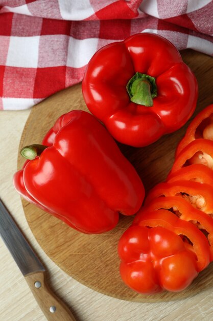 Concetto di cibo gustoso con peperone su fondo di legno