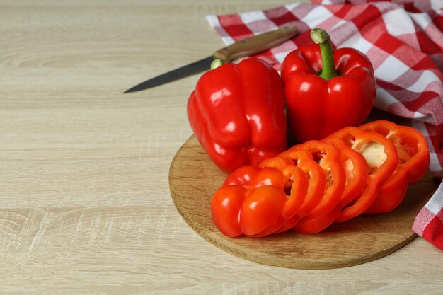 나무 배경에 피망을 곁들인 맛있는 음식의 개념