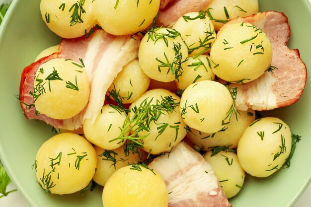 Concetto di cibo gustoso con patate giovani bollite da vicino