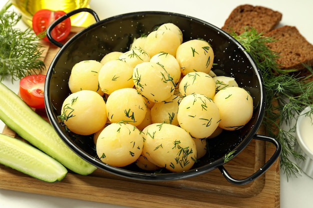 Concetto di cibo gustoso con patate giovani bollite da vicino