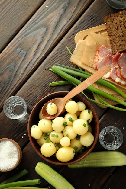 Concetto di cibo gustoso con patate giovani bollite spazio per il testo