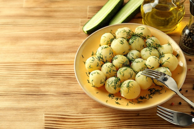 Concetto di cibo gustoso con patate giovani bollite spazio per il testo