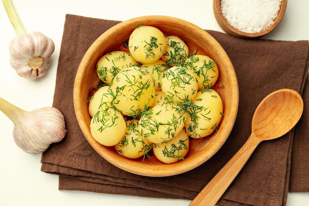 Concetto di cibo gustoso con vista dall'alto di patate giovani bollite