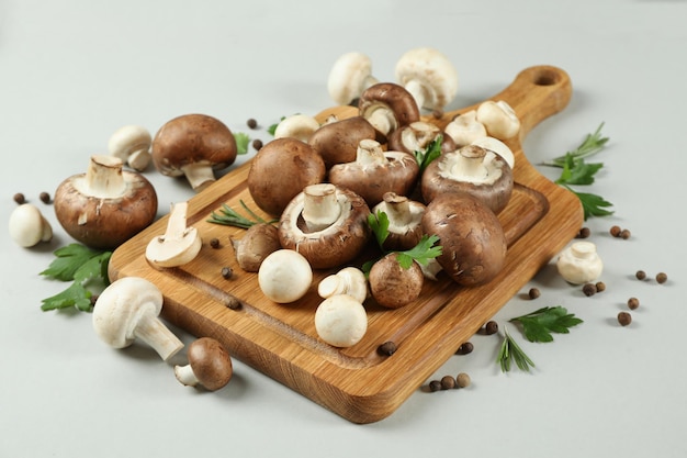 Concetto di cibo gustoso con champignon su bianco