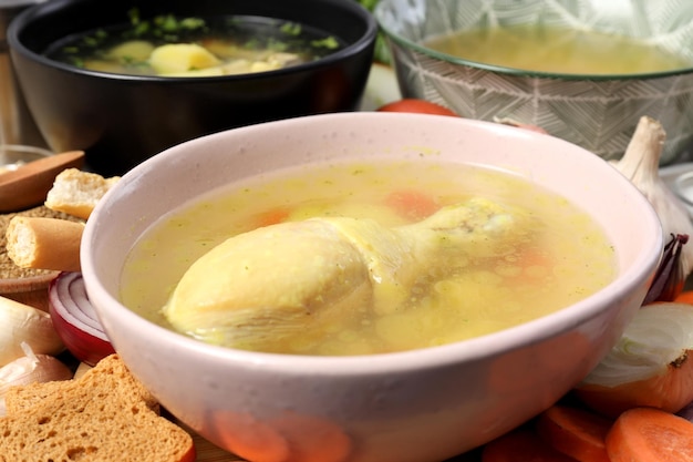 Концепция вкусной еды с куриным супом или бульоном, крупным планом
