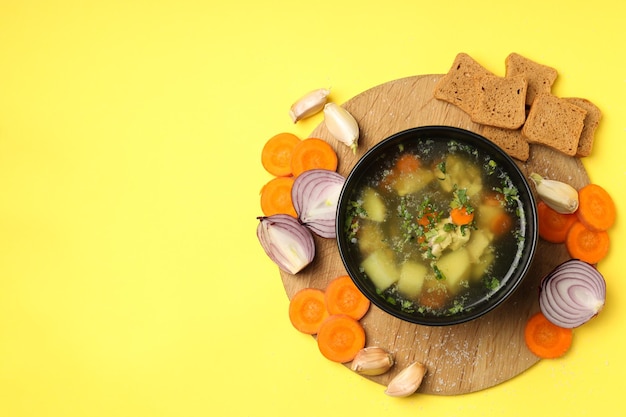 노란색 배경에 치킨 수프가 있는 맛있는 음식의 개념