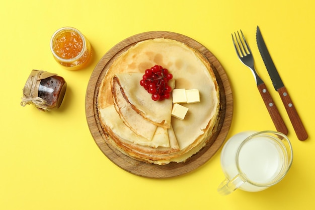 노란색 배경에 크레페가 있는 맛있는 음식의 개념