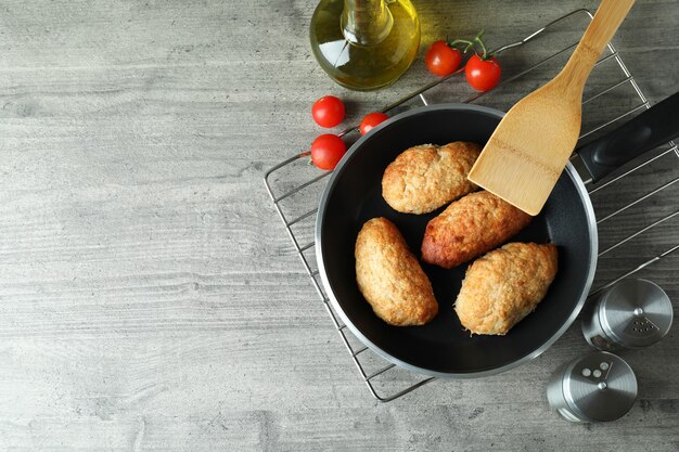 회색 질감 테이블에 커틀릿이 있는 맛있는 음식의 개념