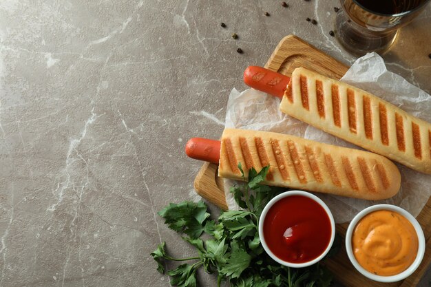 Concetto di cibo gustoso con hot dog francese