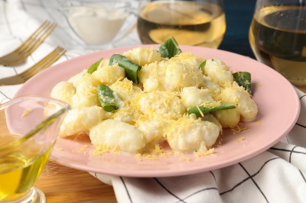 Concetto di cibo gustoso con gnocchi, primi piani