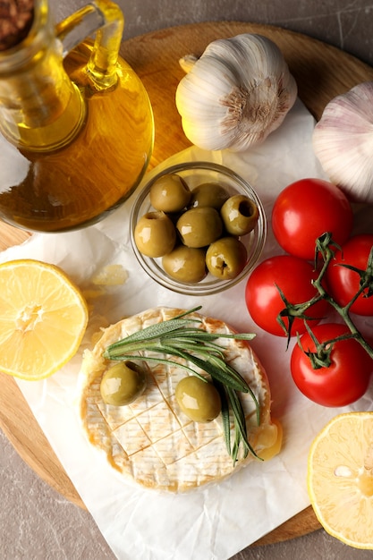 Foto concetto di cibo gustoso con camembert alla griglia sul tavolo grigio texture.