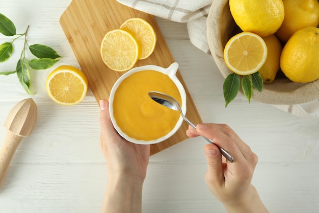 레몬 커드 평면도가 있는 맛있는 음식의 개념