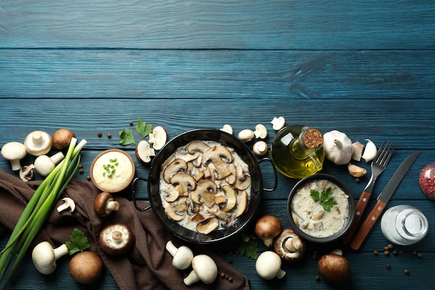 Concetto di cibo gustoso con salsa di funghi su fondo di legno