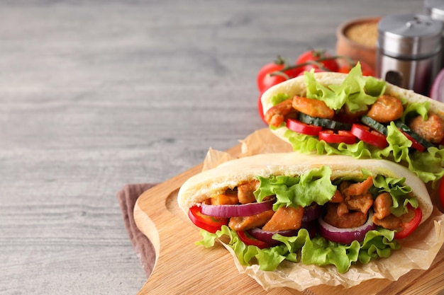 Concetto di cibo gustoso con pitas con spazio di pollo per il testo