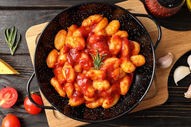 Concetto di cibo gustoso con gnocchi di patate, vista dall'alto