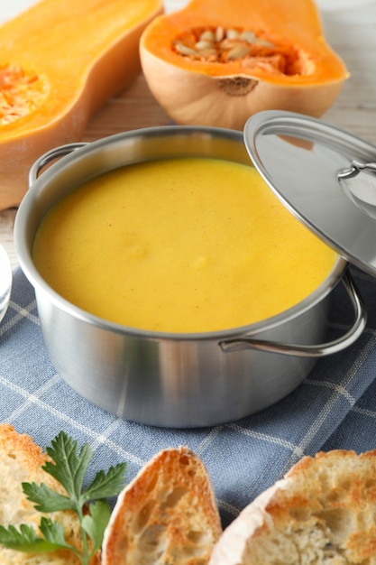 Concetto di cibo gustoso con zuppa di zucca