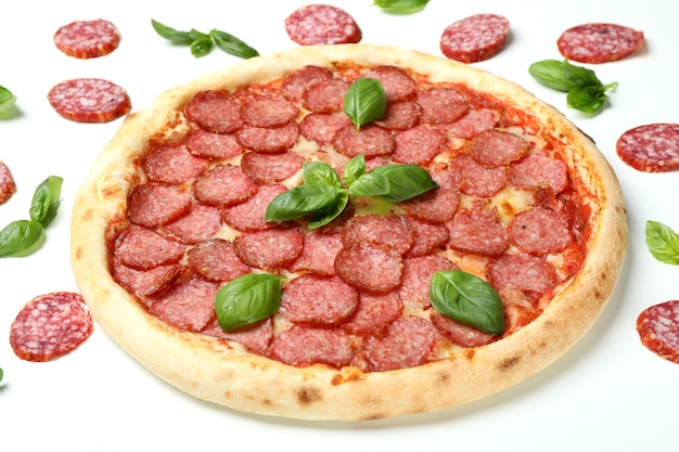 白い背景の上のサラミピザとおいしい料理の概念