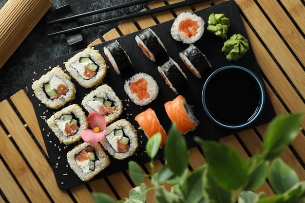 Concetto di cibo gustoso con involtini di sushi, vista dall'alto