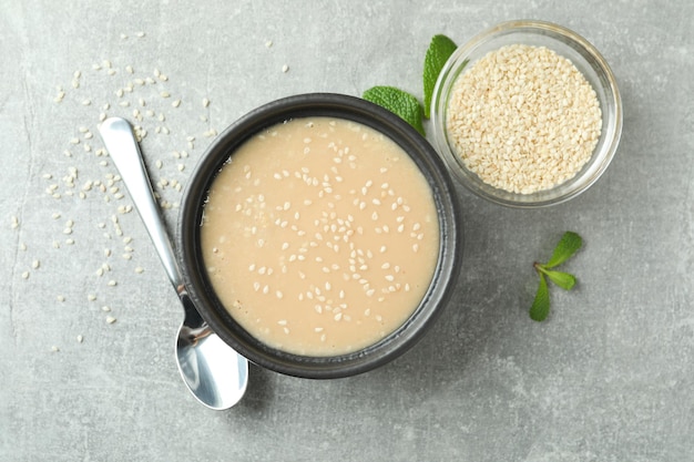 Concetto di cibo gustoso con salsa tahini su sfondo strutturato