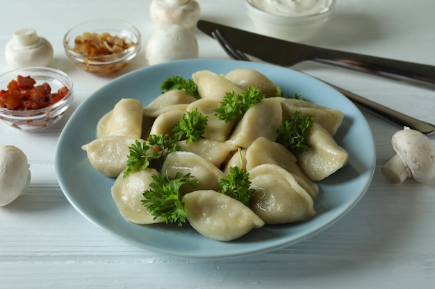 나무 테이블에 vareniki 또는 pierogi와 함께 맛있는 음식의 개념