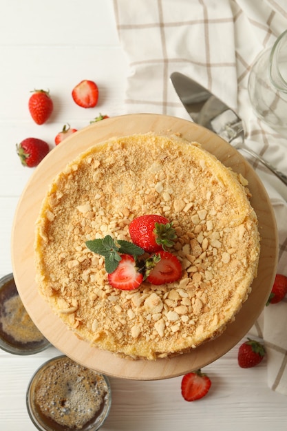 Foto concetto di gustoso pranzo con torta napoleone con fragole