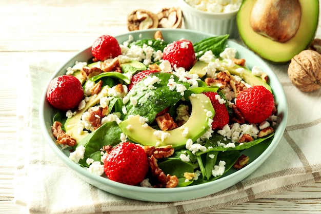 Concetto di gustosa insalata di insalata con fragola da vicino