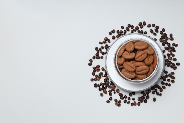 コーヒーの種の形をしたホットド リンク クッキーのおいしいスナックのコンセプト