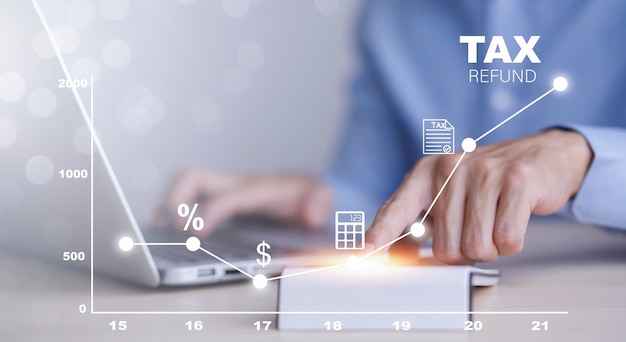 納税の最適化の概念ビジネスファイナンスマンは、テクノロジー画面で計算機と税金のアイコンを使用します所得税とVATなどの企業の個人や企業の財産の背景