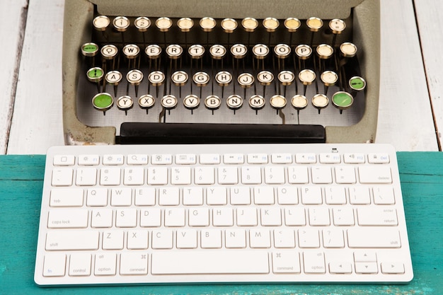 技術進歩の概念古いタイプライターと新しいコンピューターのキーボード