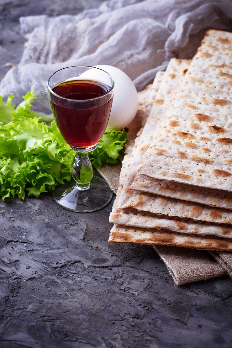 Photo concept of traditional jewish celebration passover seder. selective focus