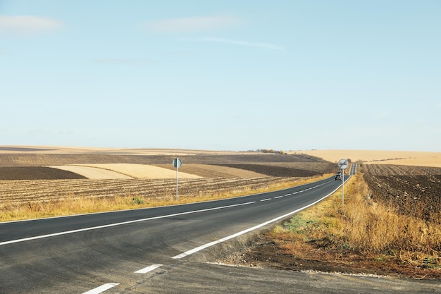 旅行と冒険のアスファルト道路の概念