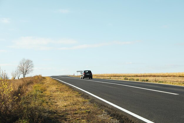 旅行と冒険のアスファルト道路の概念