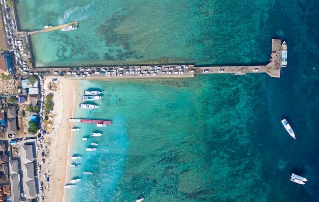 Concept vakantie. Top-down drone van auto's die het eiland Nusa Penida binnenkomen via de haven van Toya Pakeh. Bali, Indonesië