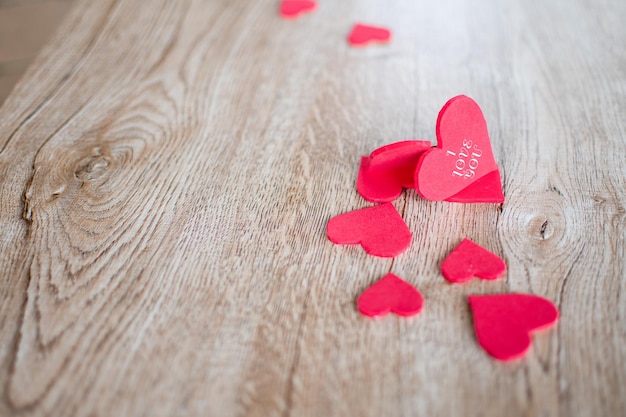 Concept Valentijnsdag een rood hart symbool en heeft de tekst I LOVE YOU mooi geplaatst op een houten tafel Neem een close-up en selectieve focus kopieer ruimte voor ontwerp en tekst wazige achtergrond